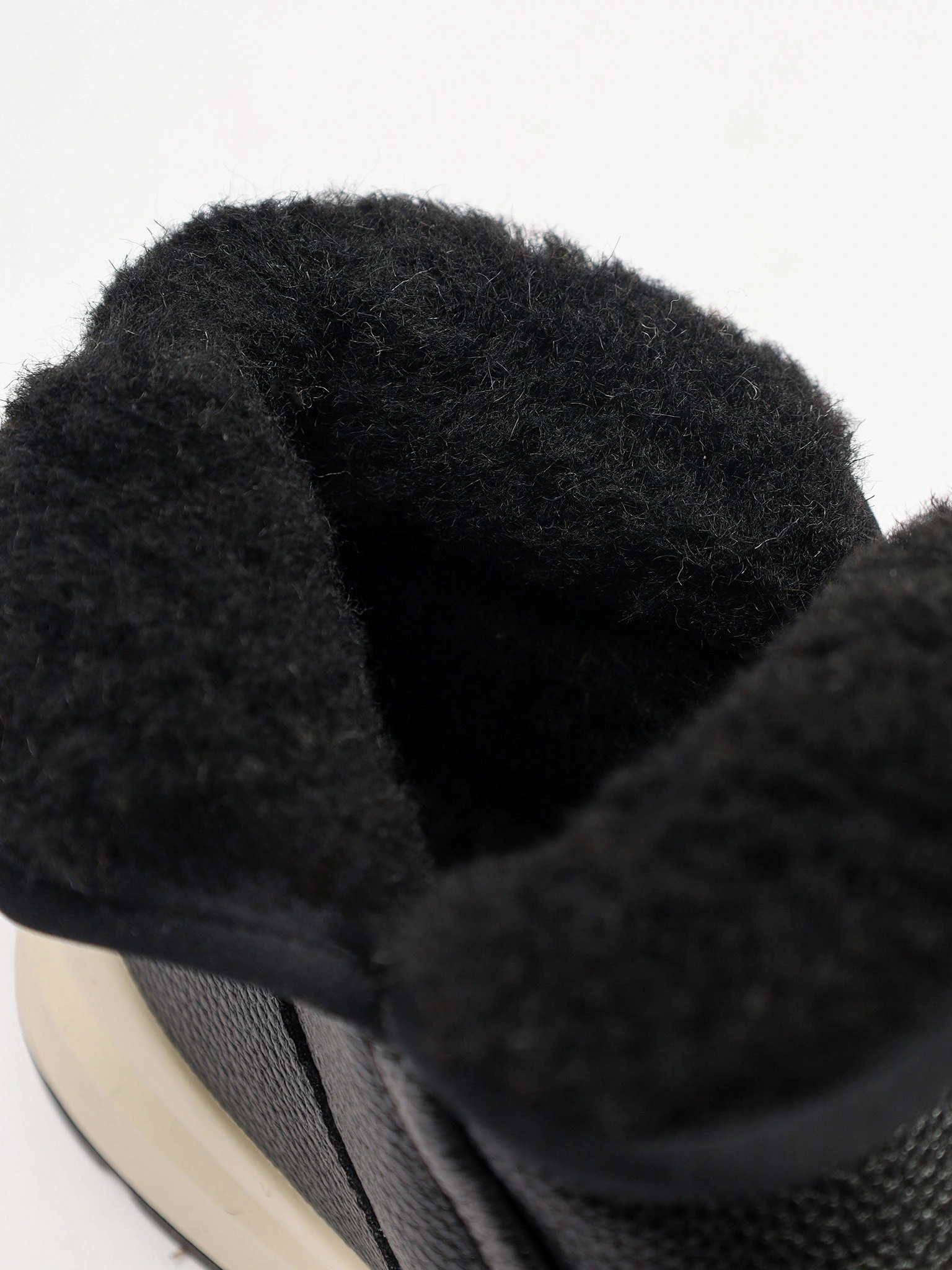 Ботинки черного цвета на контрастной низкой подошве